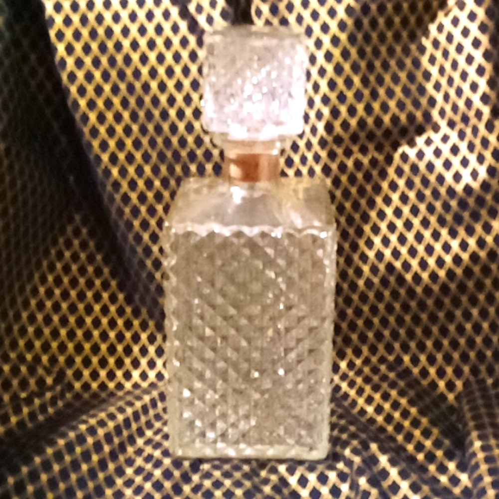 Square diamond cut whiskey bourbon decanter